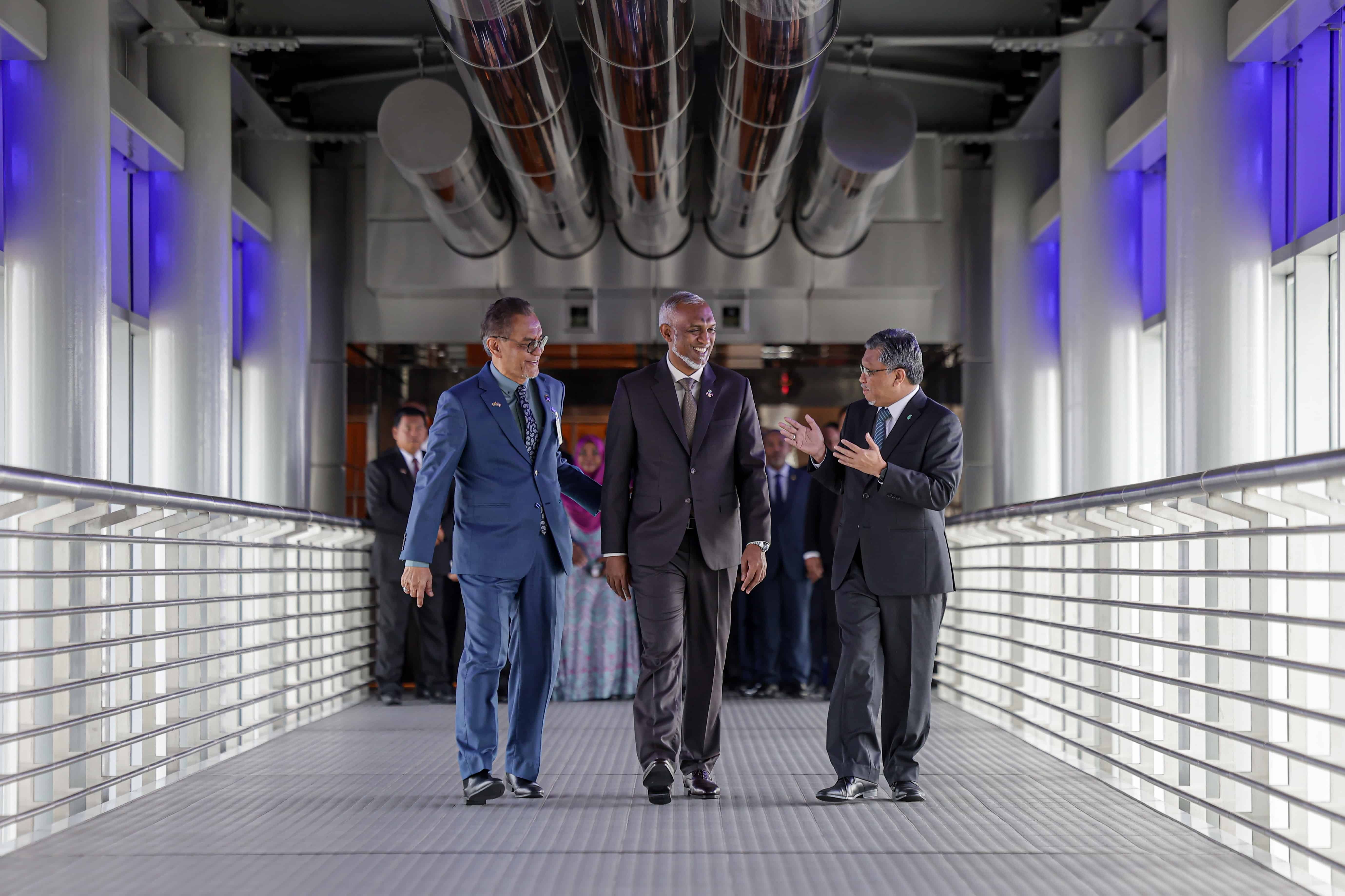 马尔代夫总统今早参观双峰塔