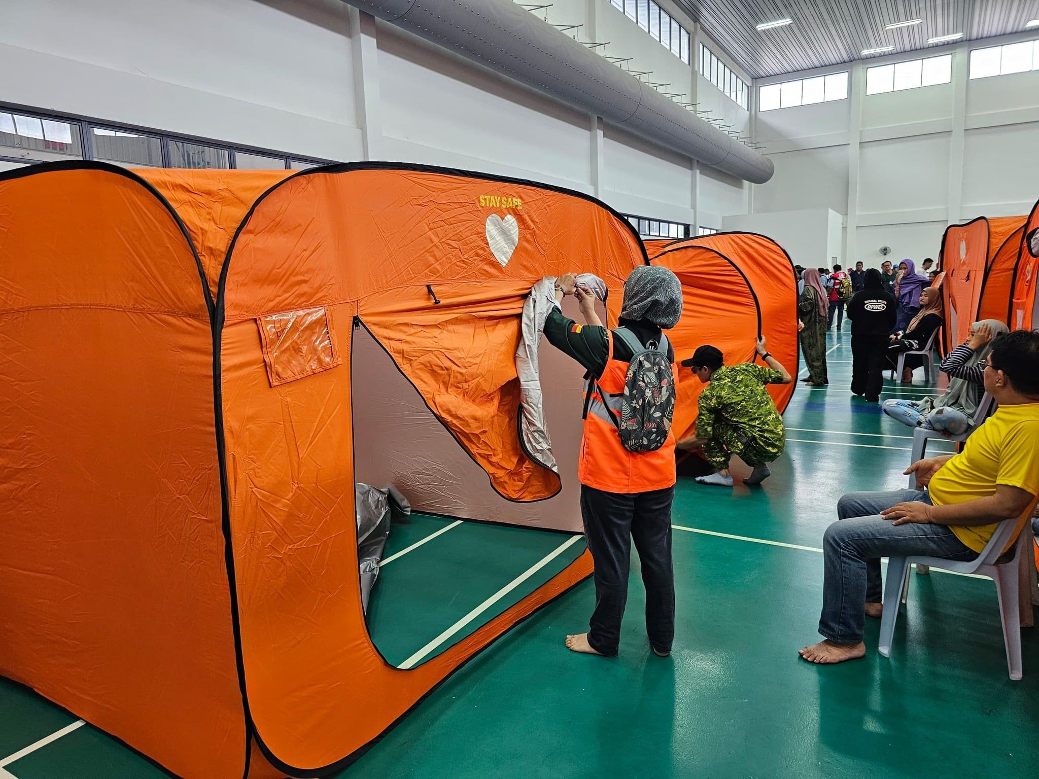 布特拉高原天然气管泄漏酿火灾  49灾民安置临时疏散中心