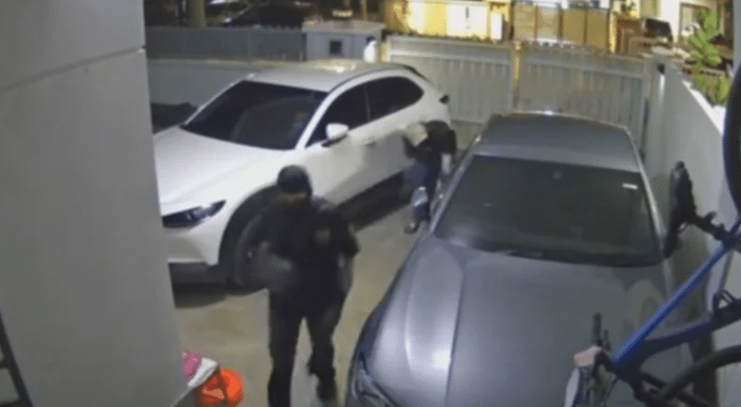 பாராங் கத்தி ஏந்தி கொள்ளையடிக்க முயன்ற இரு நபர்களுக்கு காவல்துறை வலைவீச்சு