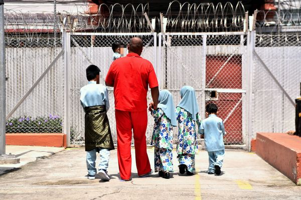 Lebaran penuh makna: Tirai besi tidak halang kasih seorang bapa