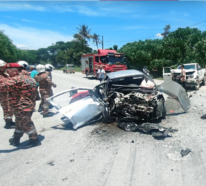 轿车与四驱车相撞  63岁老妇被夹毙！