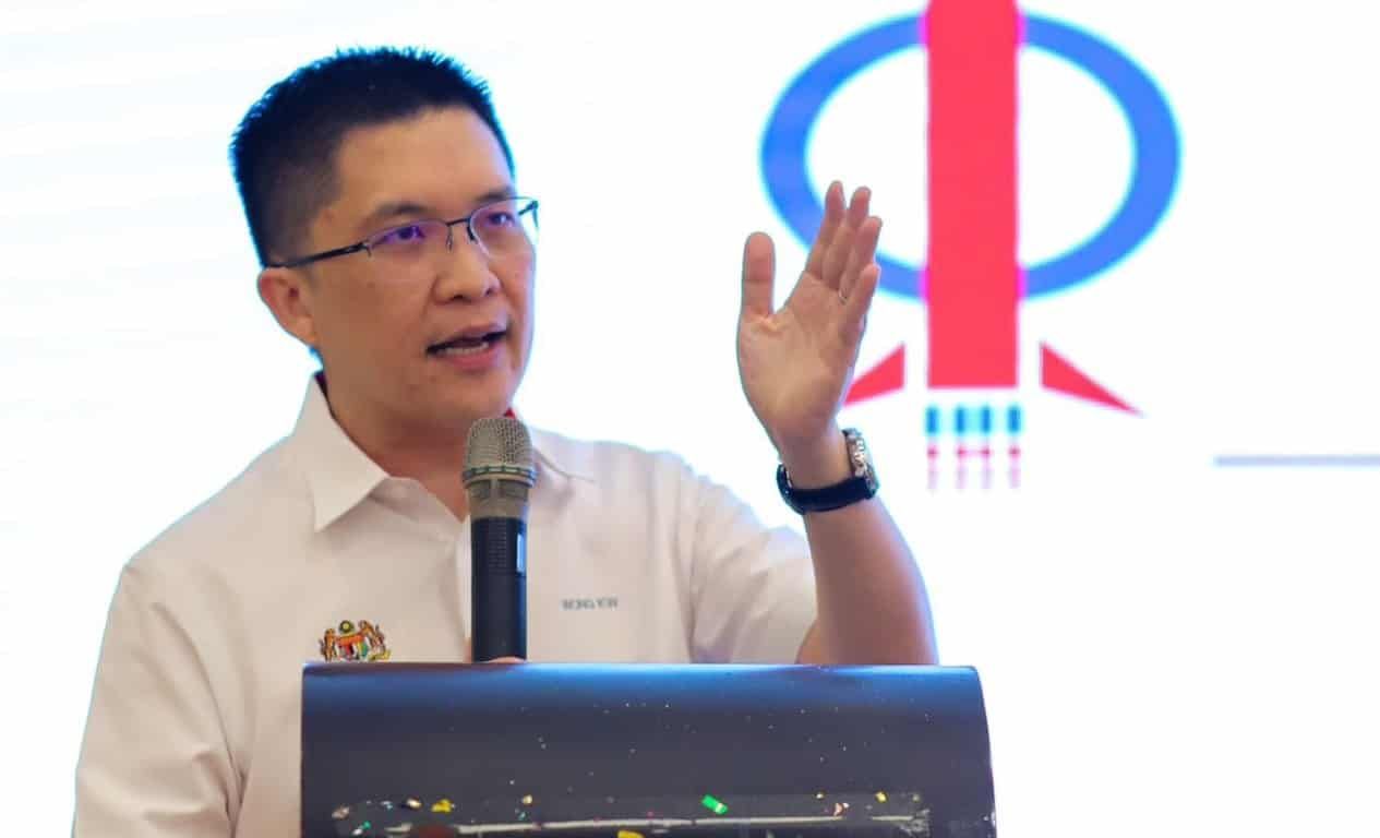 女网红抨华小生中文唱国歌   黄家和：要玩政治别搞学生！