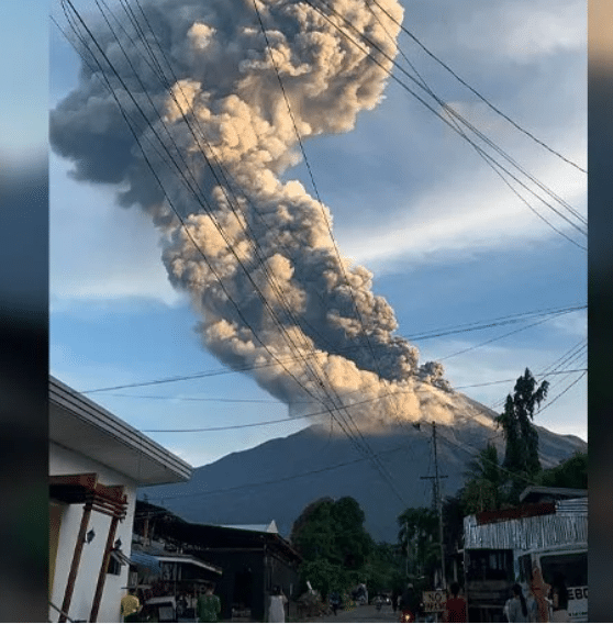 பிலிப்பின்ஸில் கன்லாவோன் எரிமலை வெடித்தது - 4,000 மீட்டர் உயரத்திற்கு சாம்பலை கக்கியது