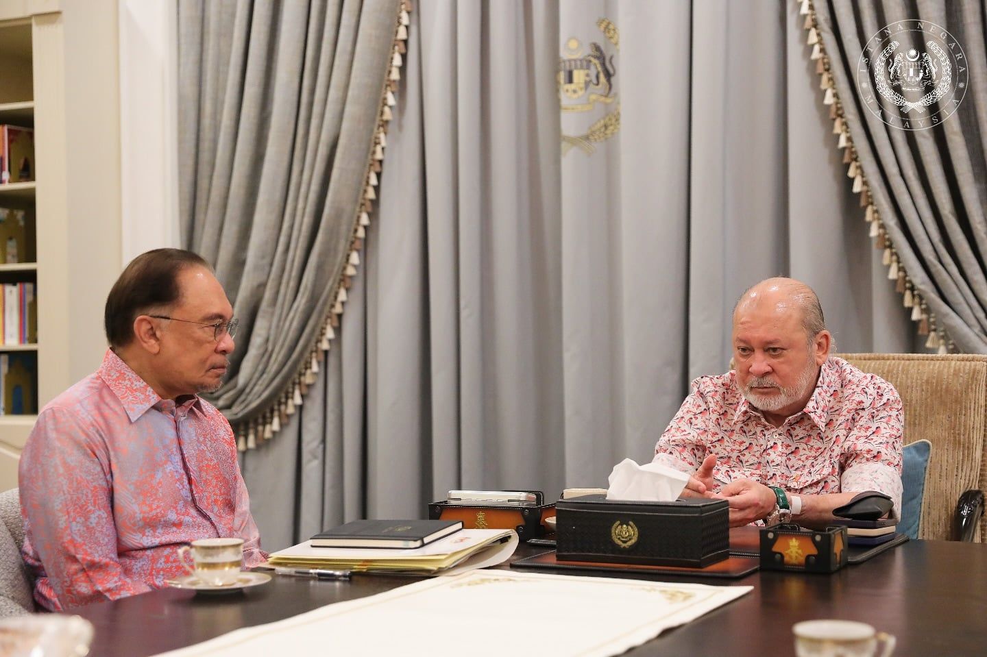 陛下周日勤政办公  上午接见首相安华