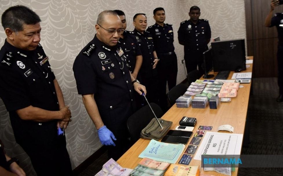 线上售彩票避开法眼  4男女涉非法博彩活动被捕