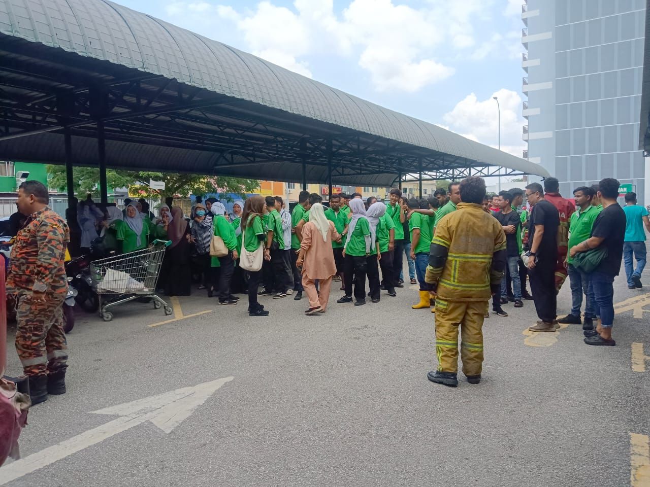 一超市屋顶失火  顾客和员工惊慌逃命