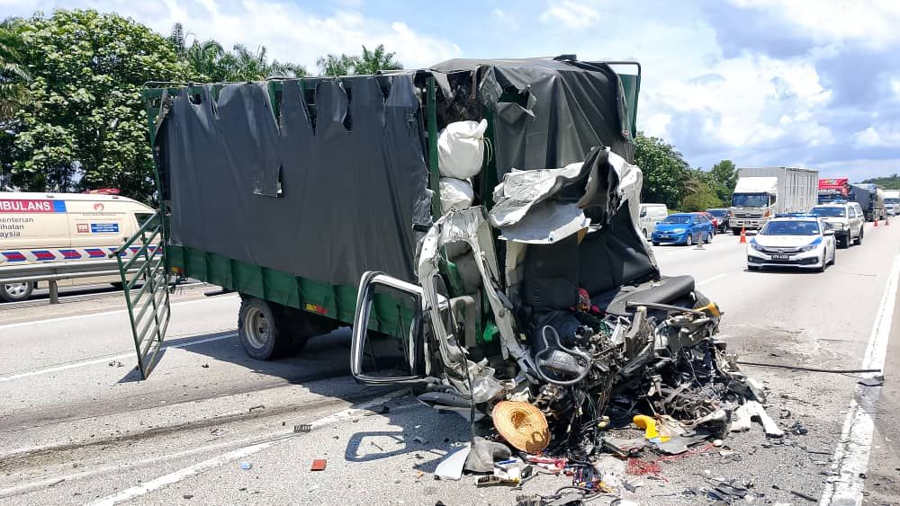 两罗里一轿车大道连环撞   罗里司机与跟车员丧命.3本地人轻伤