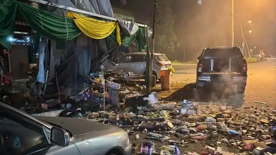 烟花爆竹摊帐篷起火 1人重伤3人受伤