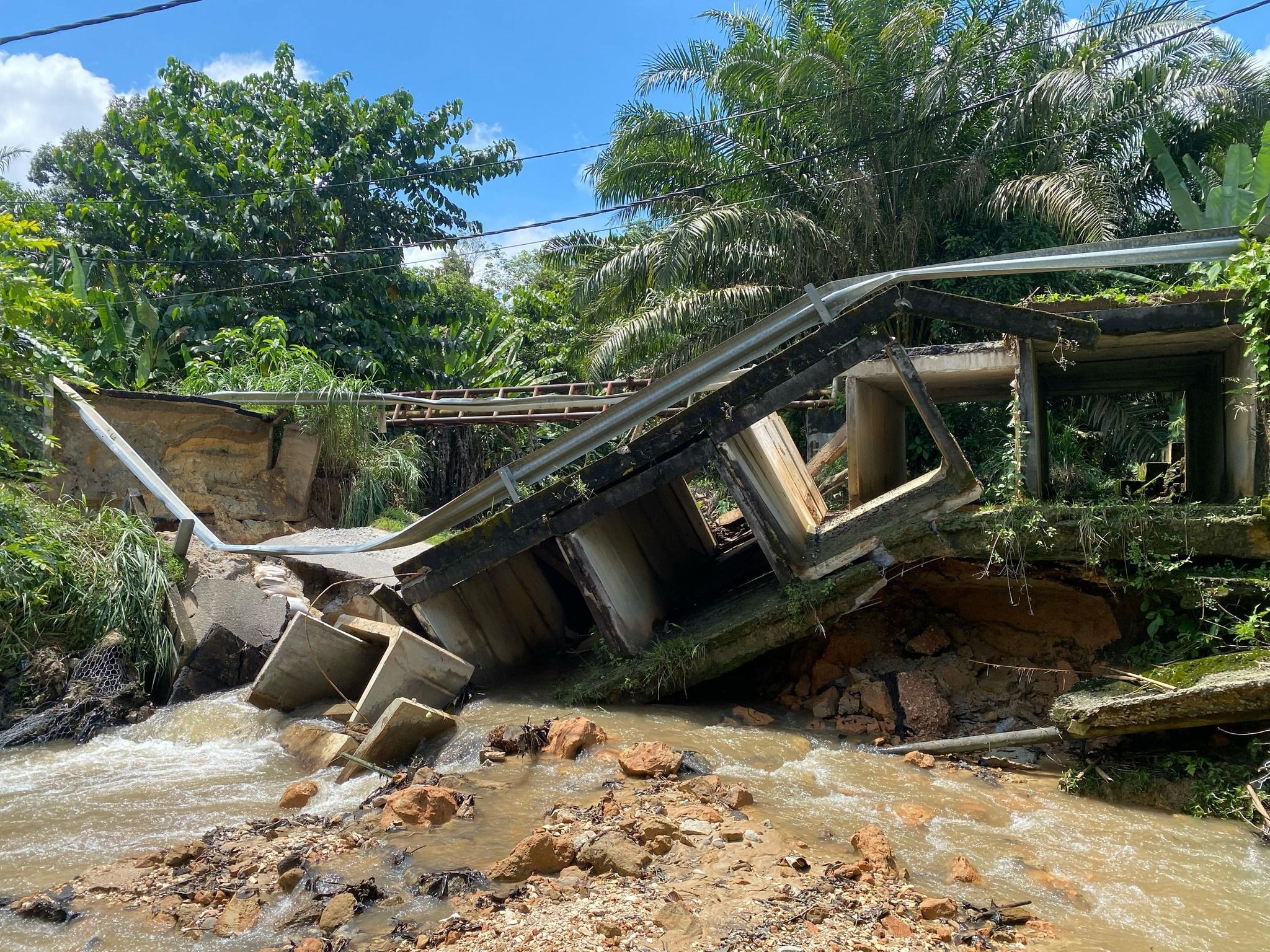 桥梁坍塌断路 136人包括81名学生受困森林温泉