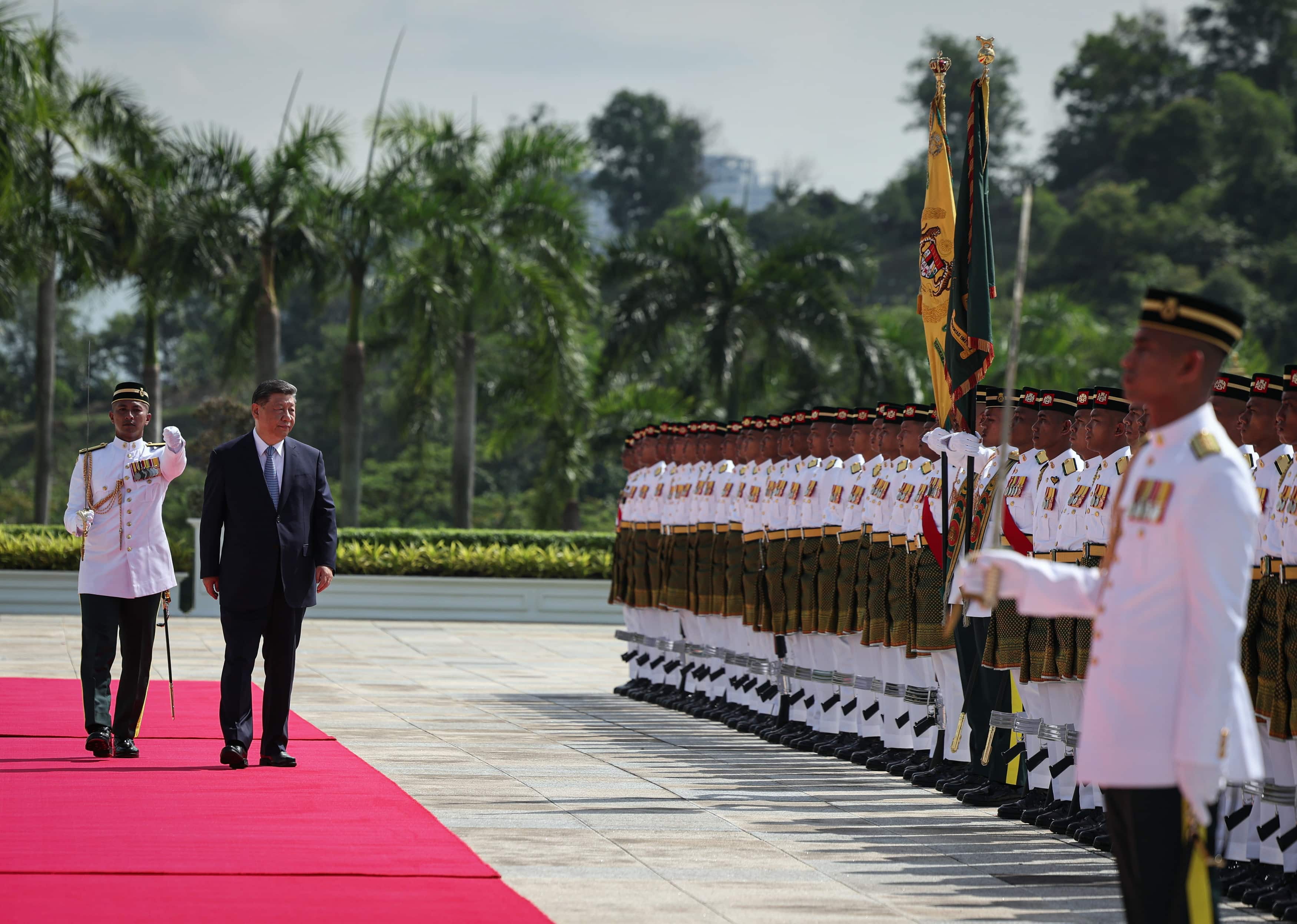 Presiden Xi Jinping diberi sambutan negara di Istana Negara