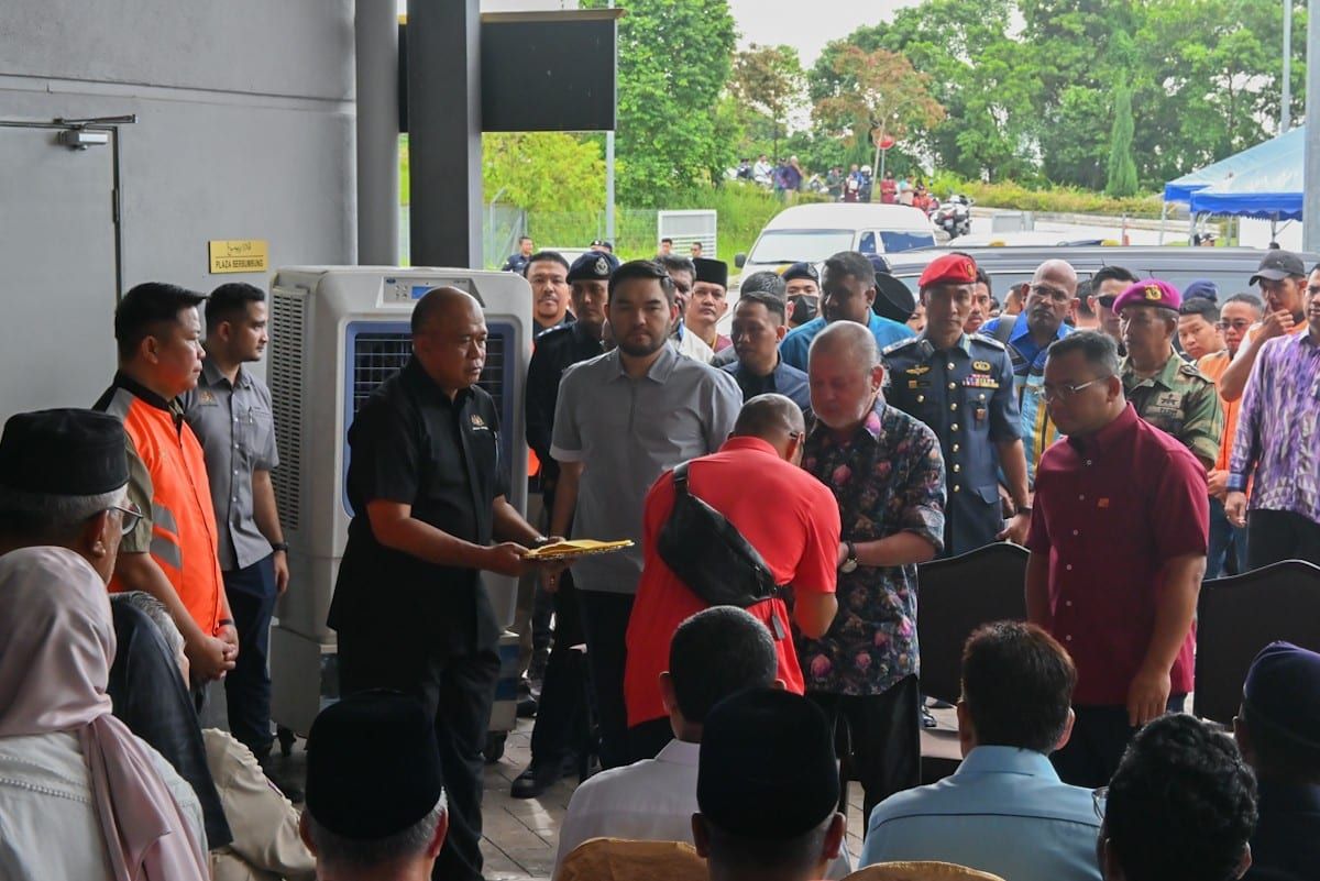 Agong lawat mangsa kebakaran paip gas, serah sumbangan kepada ketua isi rumah