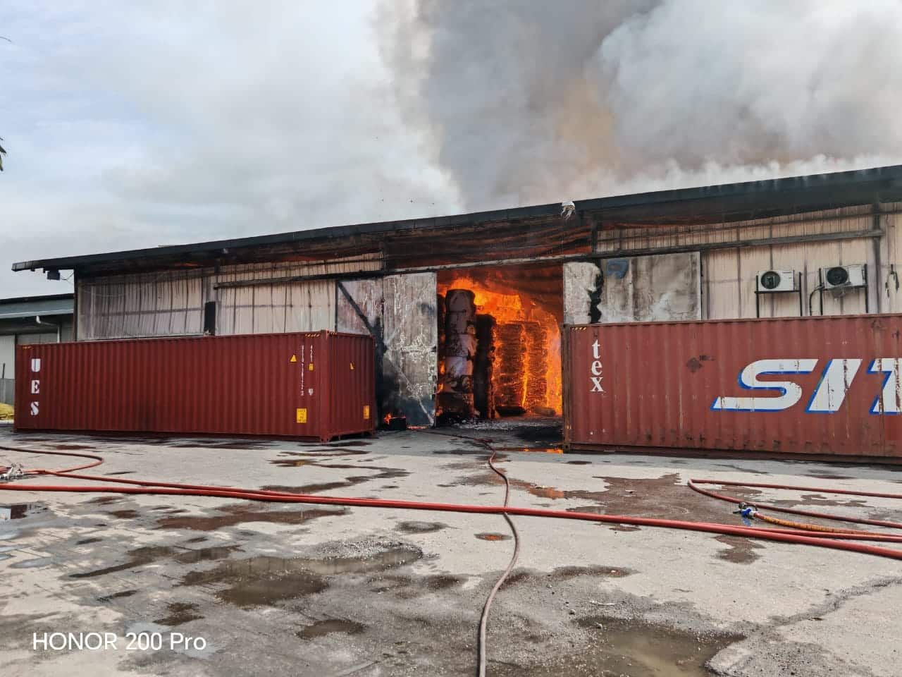 巴生港口纸张仓库失火 约四成面积烧毁