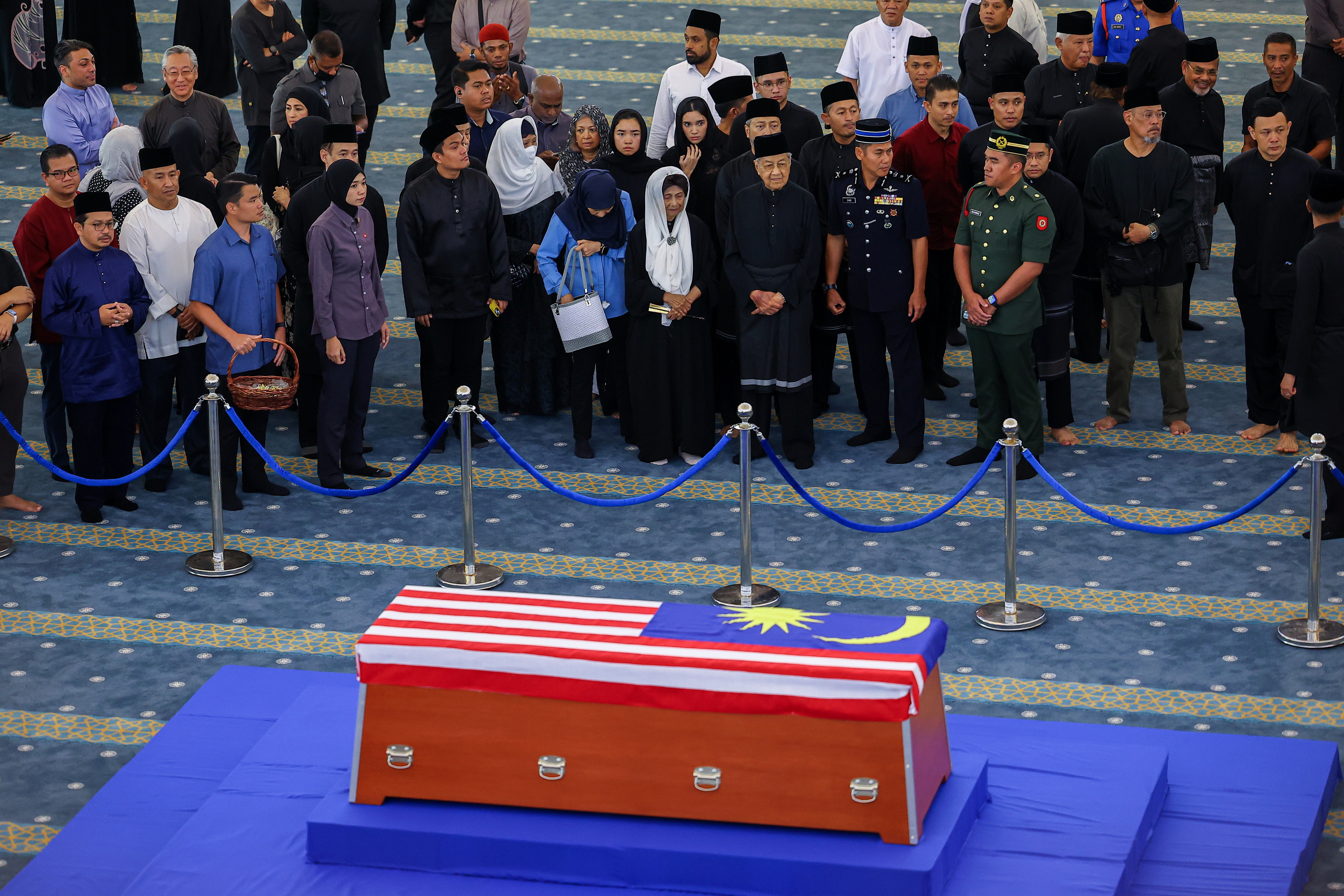 Family members, politicians , public pay last respects to Pak Lah
