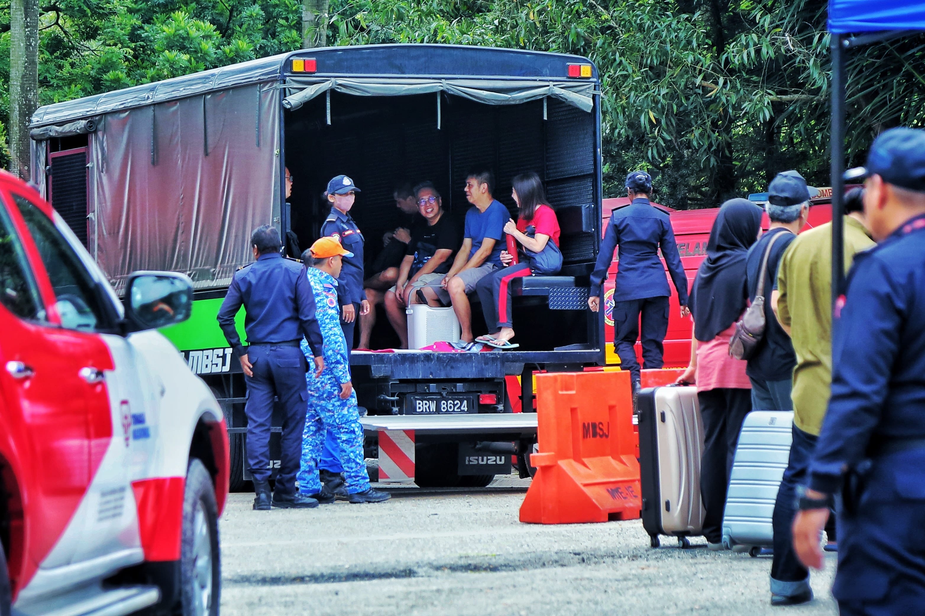 Sukarelawan universiti korban cuti raya bantu mangsa tragedi Putra Heights