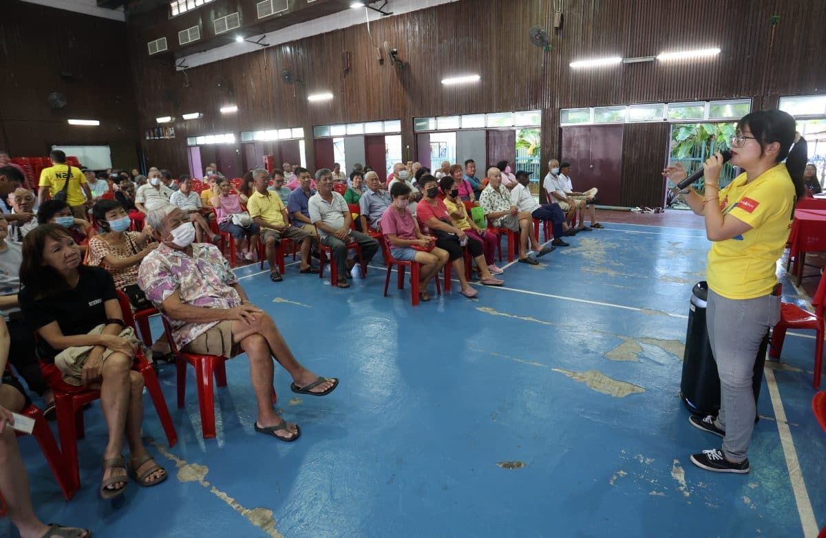 沙登派发次段雪乐龄亲善基金   王诗棋：逾400人领RM150礼劵购物