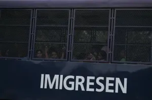 Imigresen tahan ejen haram tawar khidmat urus pasport warga asing 