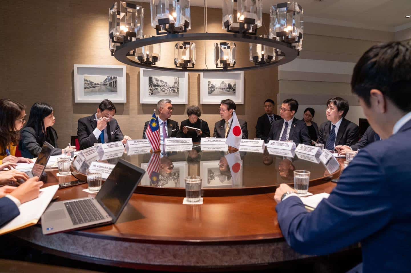 马日探讨AI开发机汽车业合作  扎夫鲁：共享知识资源促发展