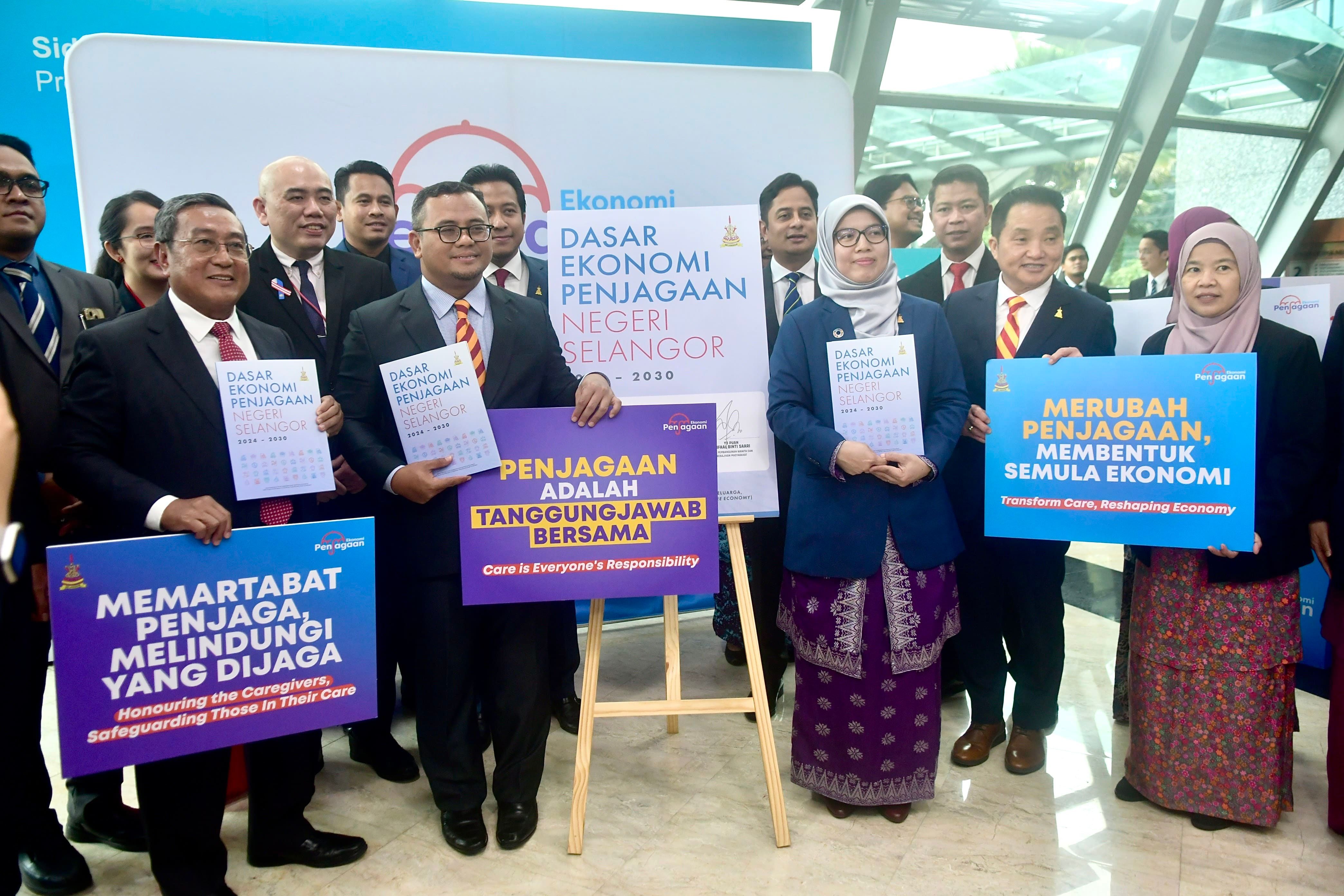 照顾帕金森症父亲多年明白不易 谢安宝：努力推动护理经济发展