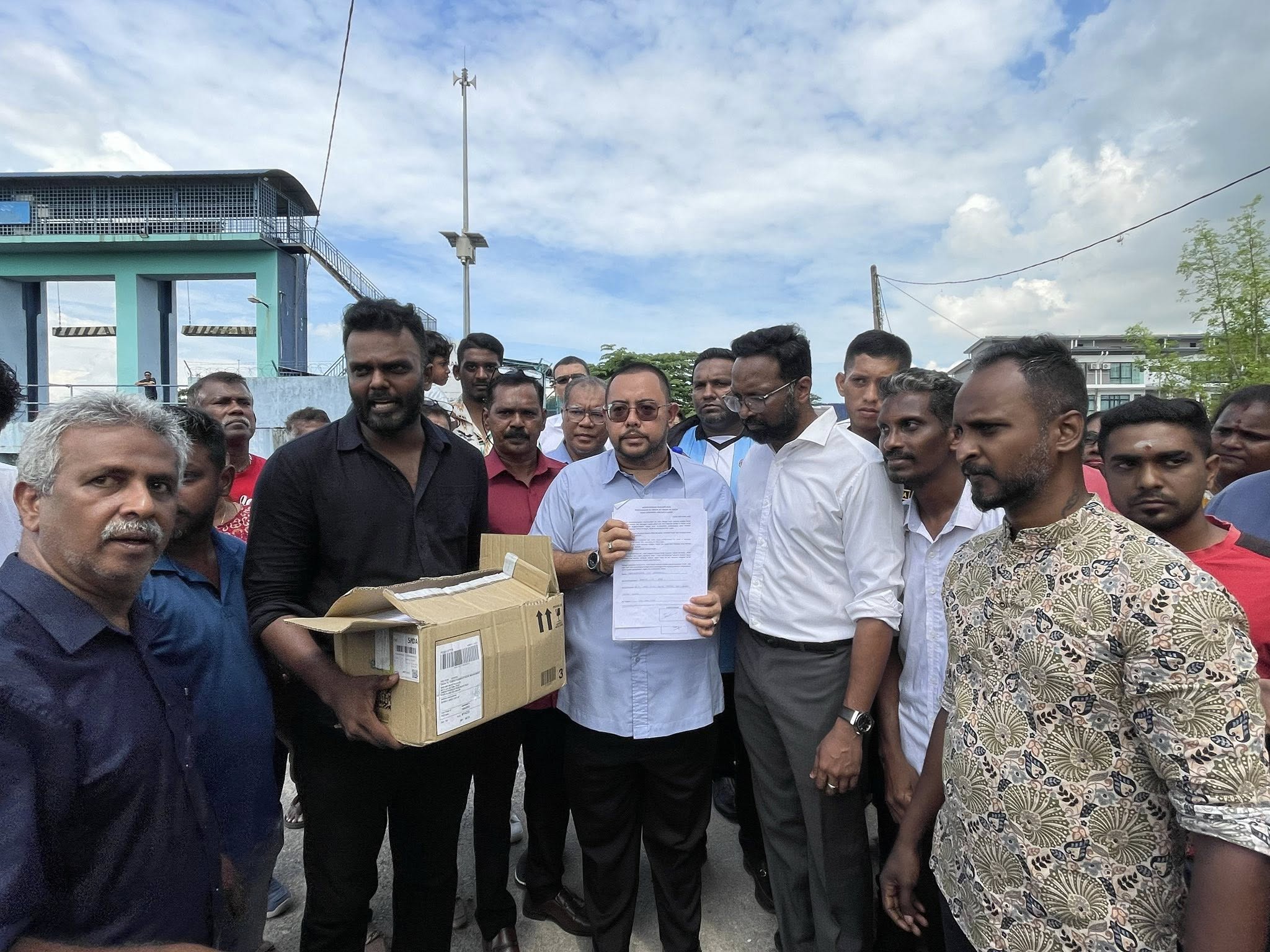 Setiausaha politik MB terima memorandum penduduk mengenai masalah banjir