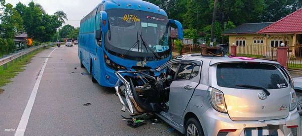 轿车与厂巴相撞 2男子被夹毙车内