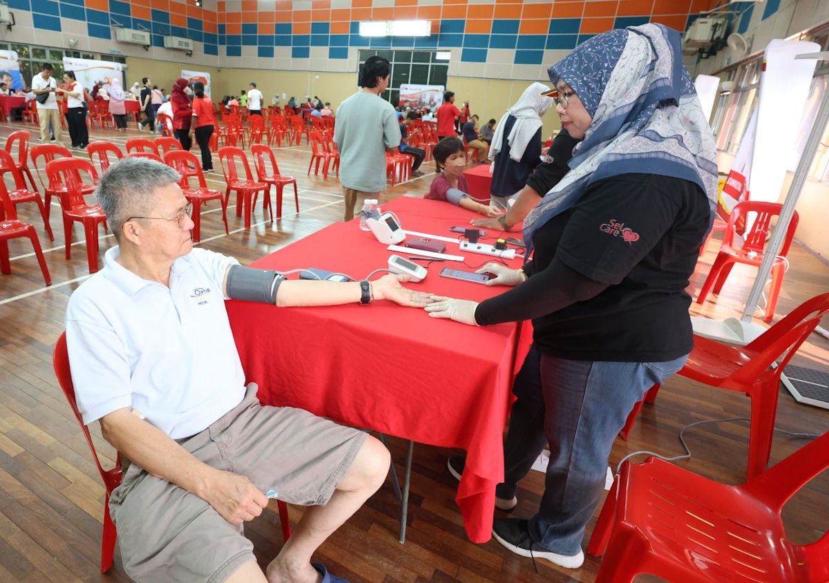 全民体检今来到甘榜东姑 在场也设有便宜市集