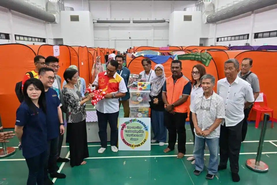 【天然气管爆炸】善心组织捐赠玩具 让孩子重拾欢颜