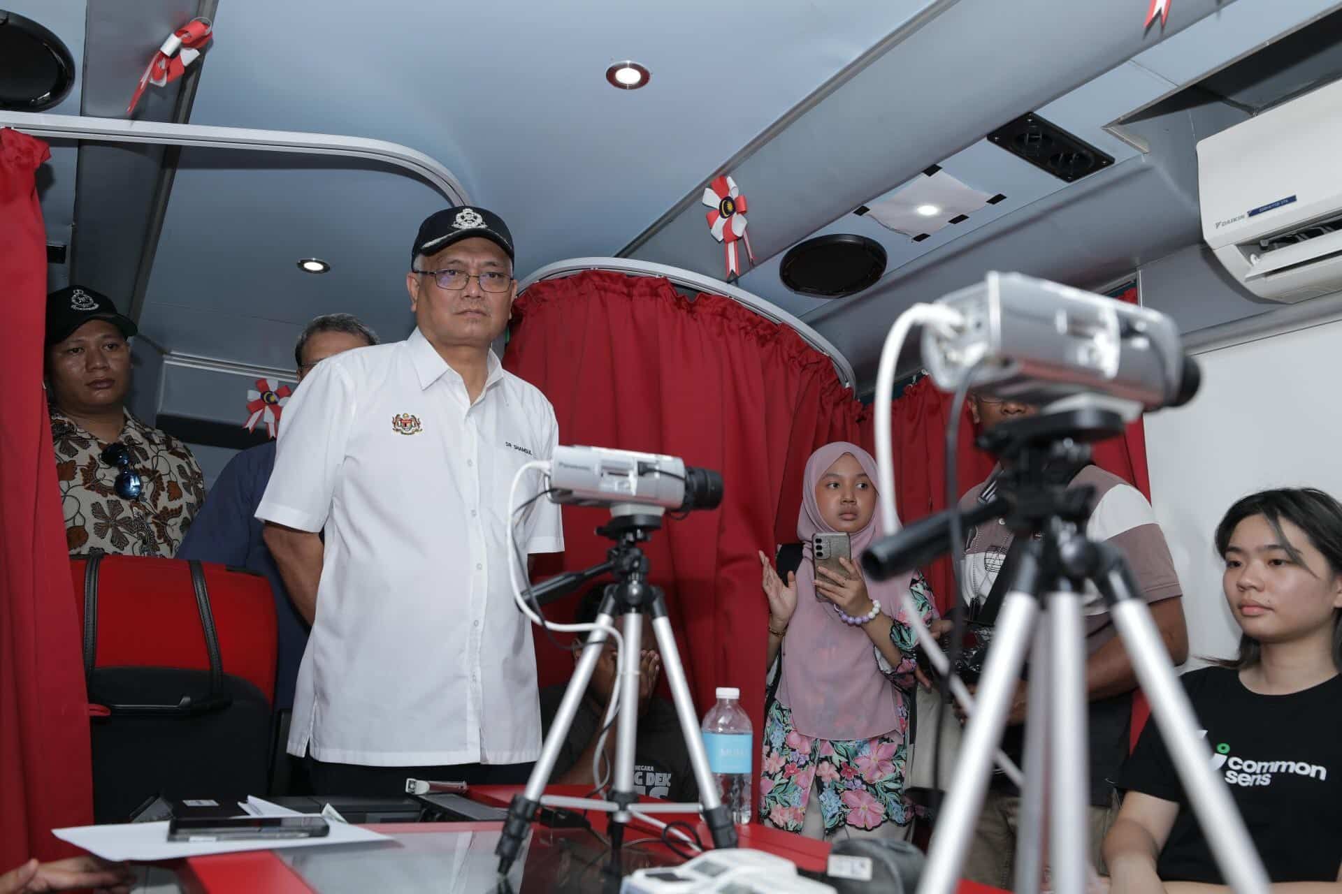 国民登记局流动柜台 至今成功更换312份证件