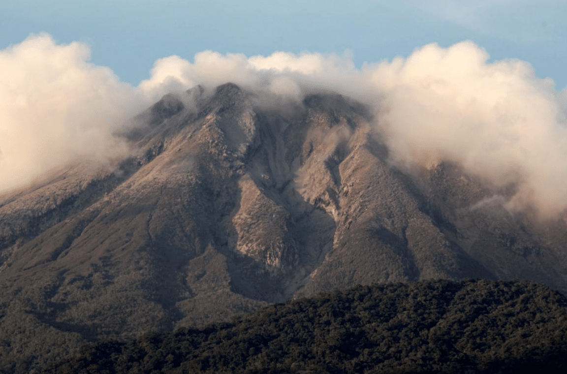 பிலிப்பைன்ஸ் நாட்டில் எரிமலை சீற்றம்