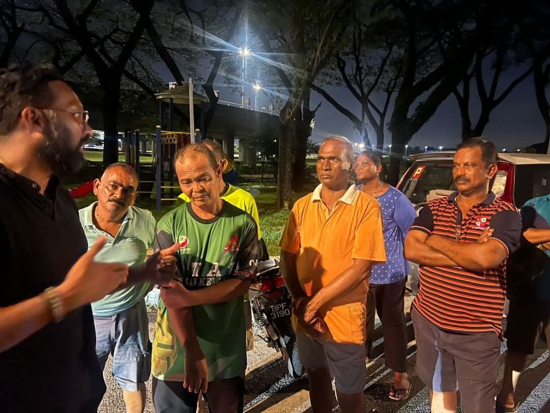 வெள்ளத்தில் பாதிக்கபட்டவர்களைச் சட்டமன்ற உறுப்பினர் பிரகாஷ் சென்று கண்டார்