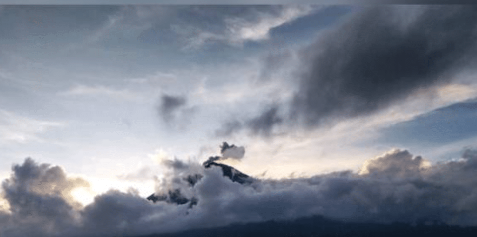 இந்தோனேசியாவில் செமேரு எரிமலை நான்கு முறை வெடித்தது