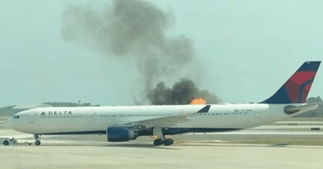 300 பயணிகளை ஏற்றிச் சென்ற டெல்டா ஏர் லைன்ஸ் விமானம் திடீரென்று தீப்பிடித்தது