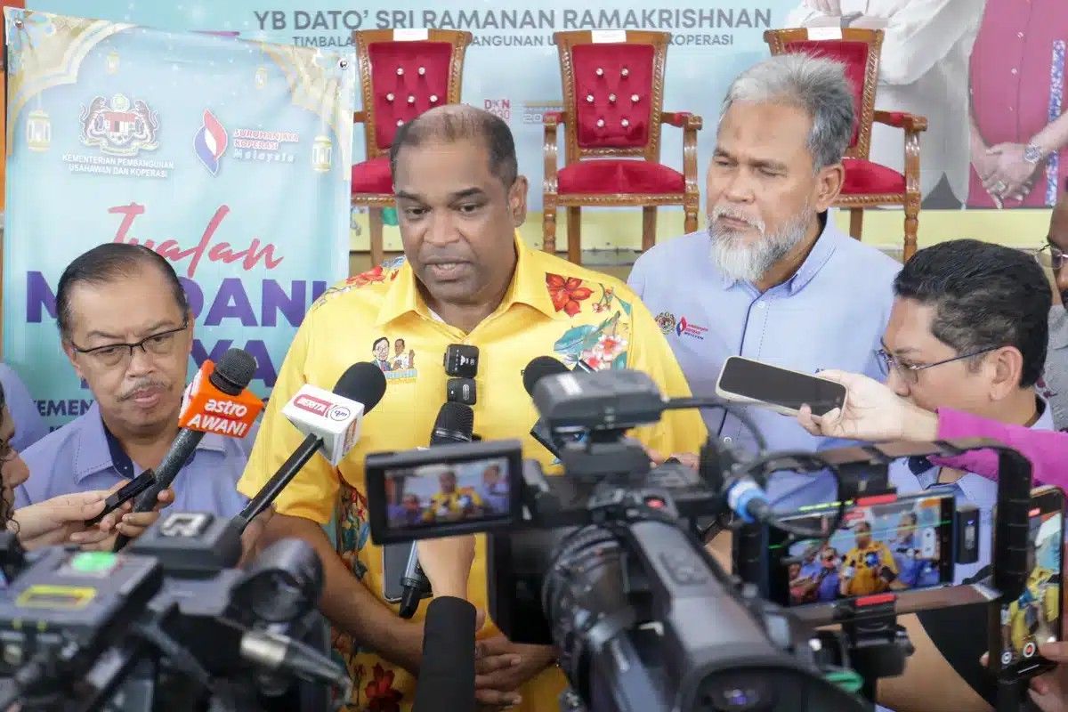 சுங்கை பூலோவில் வெள்ளத்தில் பாதிக்கப்பட்டவர்களுக்கு வெ.100,000 நிவாரண உதவி- ரமணன் வழங்கினார்