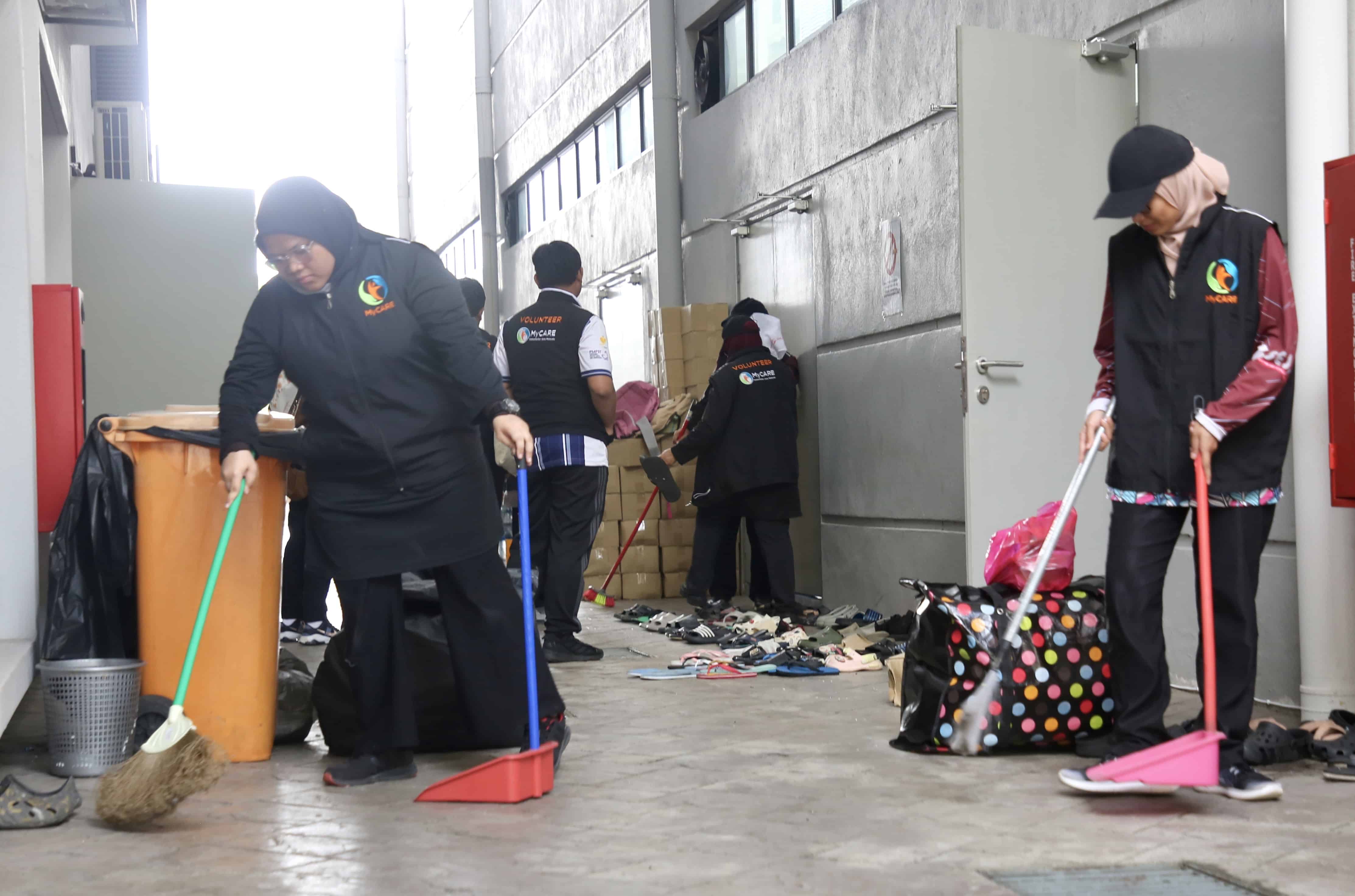 Tidak mampu hulur kewangan, pelajar UKM sumbang tenaga di PPS