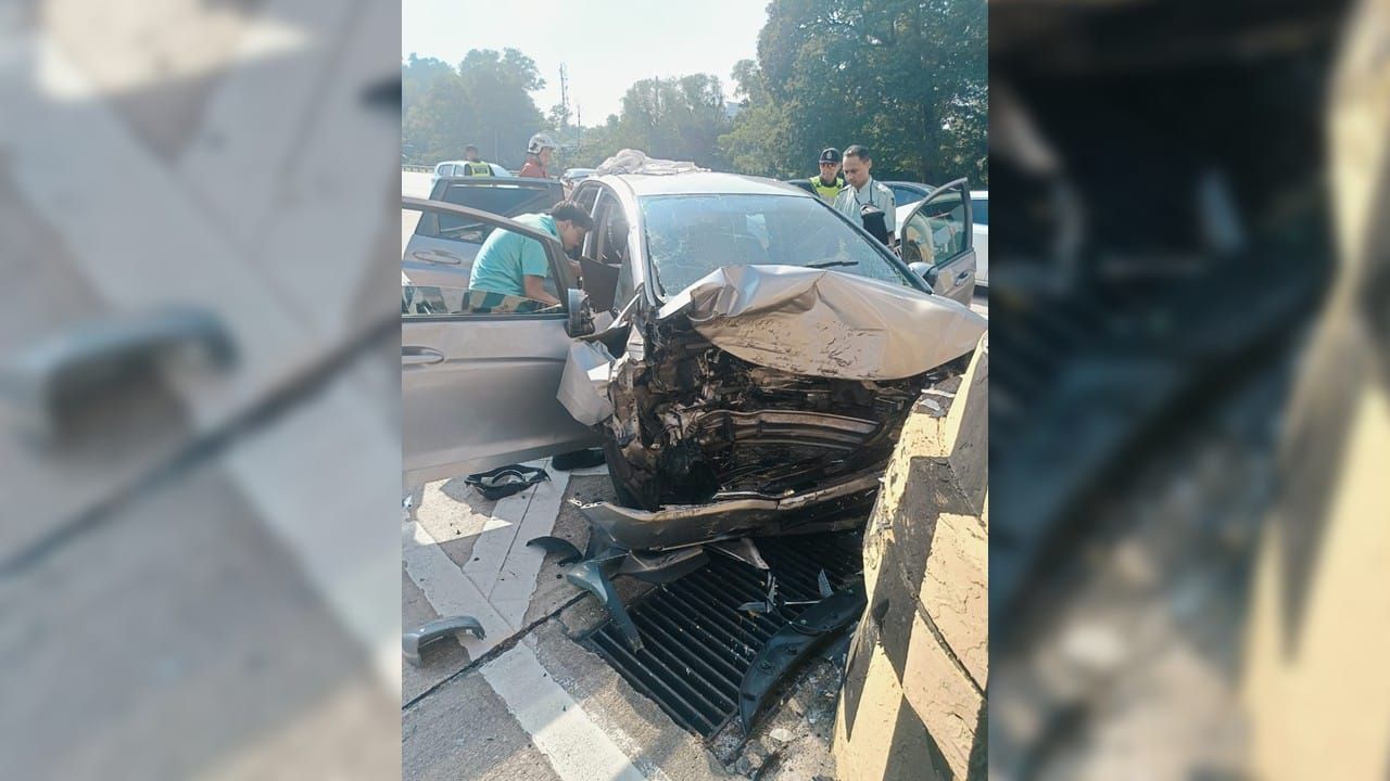 轿车失控撞收费站分界堤 华男受困左脚受伤