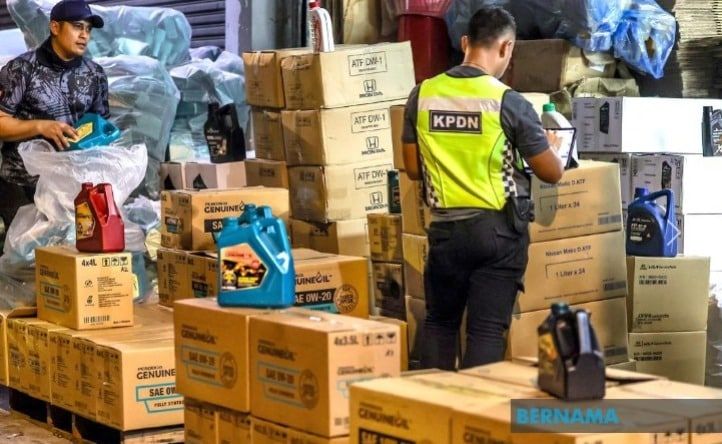 非法包装各知名品牌引擎油 线上销售销利.13人落网助查