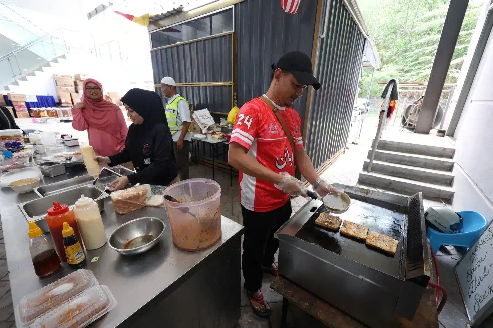 【天然气管爆炸】清真寺伙食团每日早起 为前线人员献上活力早餐