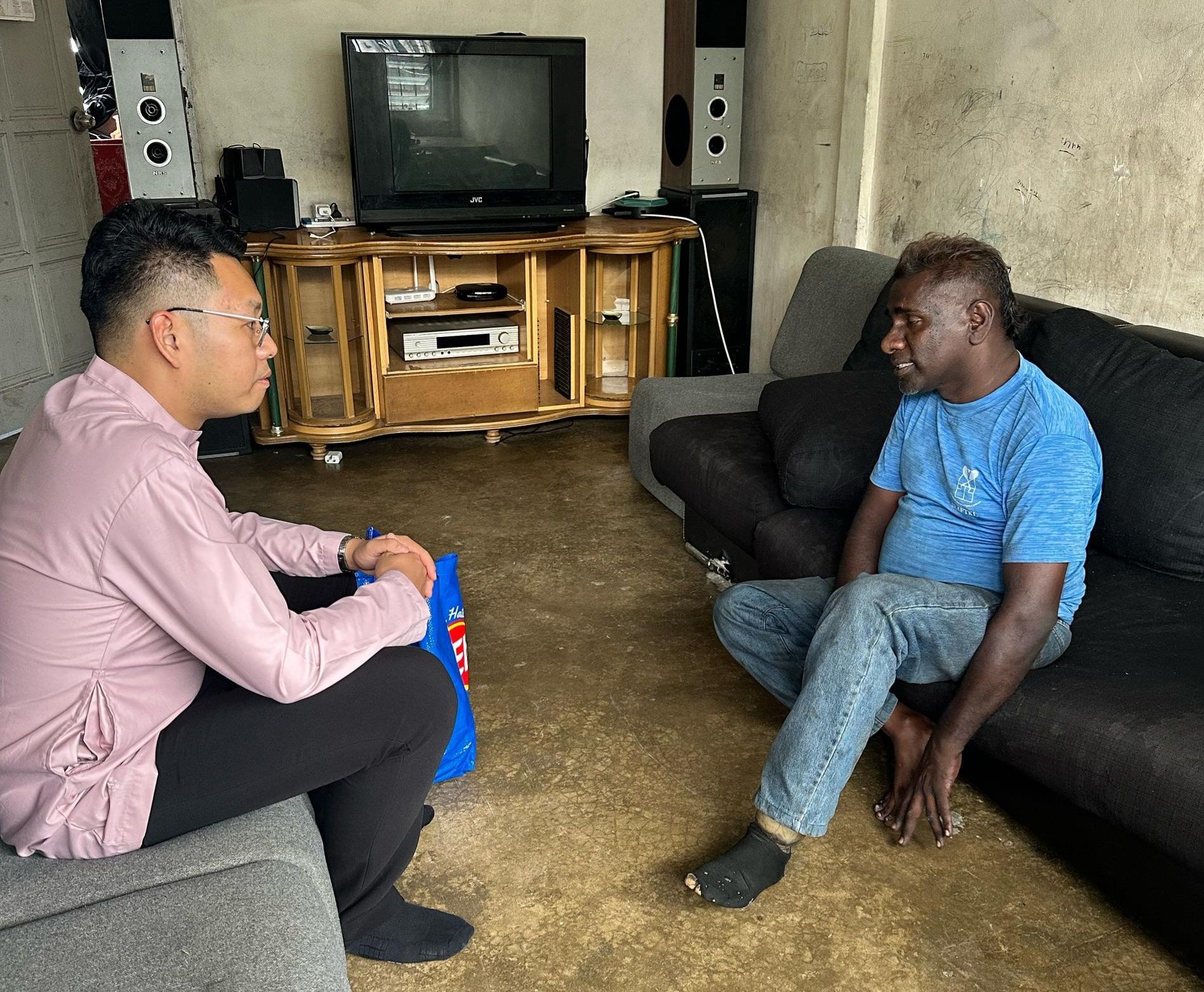 ஏழு பிள்ளைகளுடன் சிரமப்படும் ஸ்டான்லி குடும்பத்திற்கு  பலாக்கோங் சட்டமன்ற உறுப்பினர்  உதவி