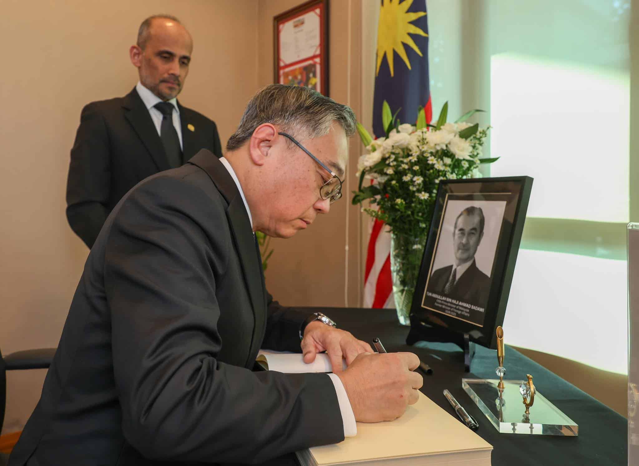 Singapore DPM, foreign dignitaries sign book of condolence for Tun Abdullah