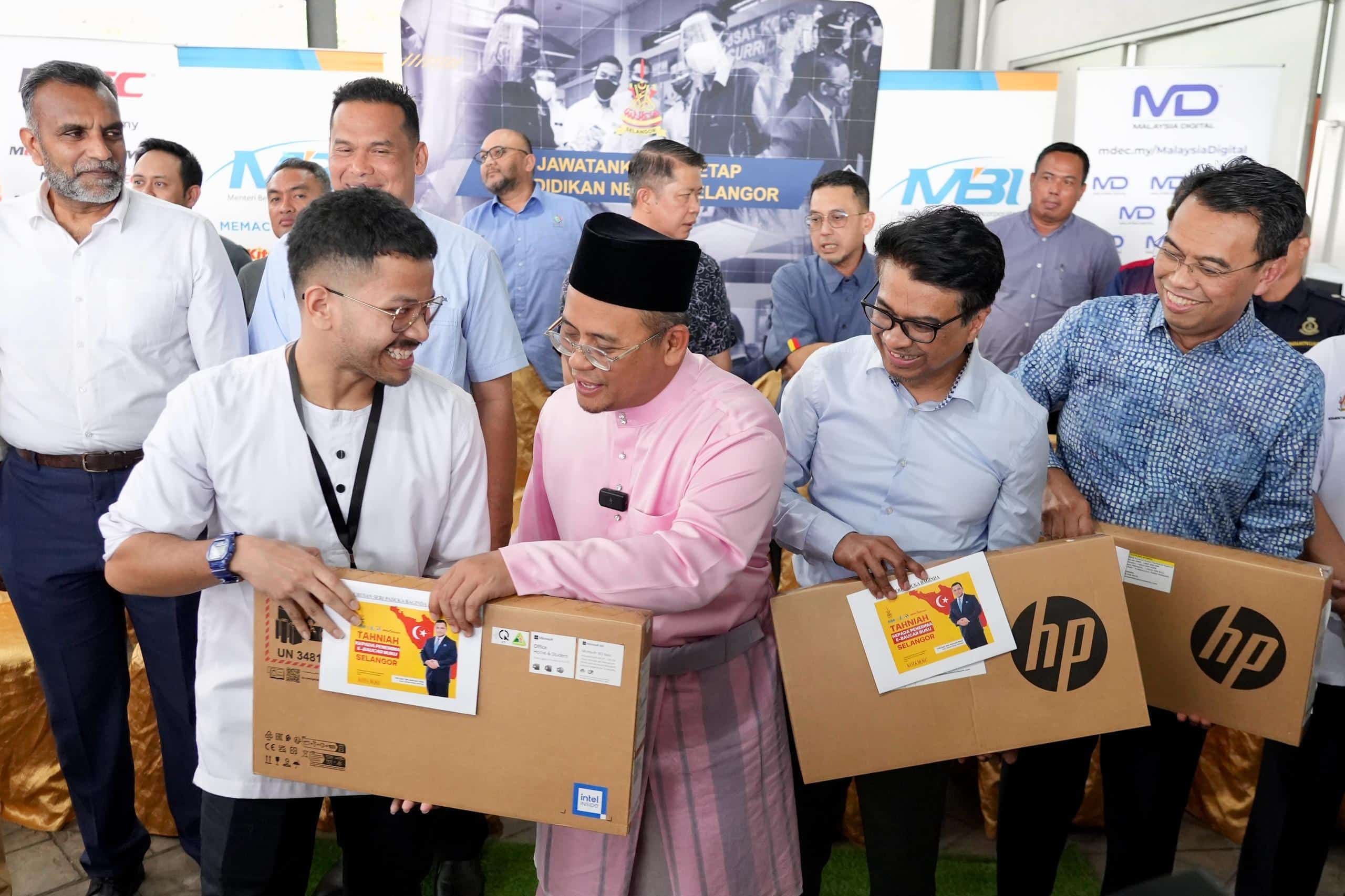 【天然气管爆炸】通讯委会赠电脑  37受灾大专生受惠