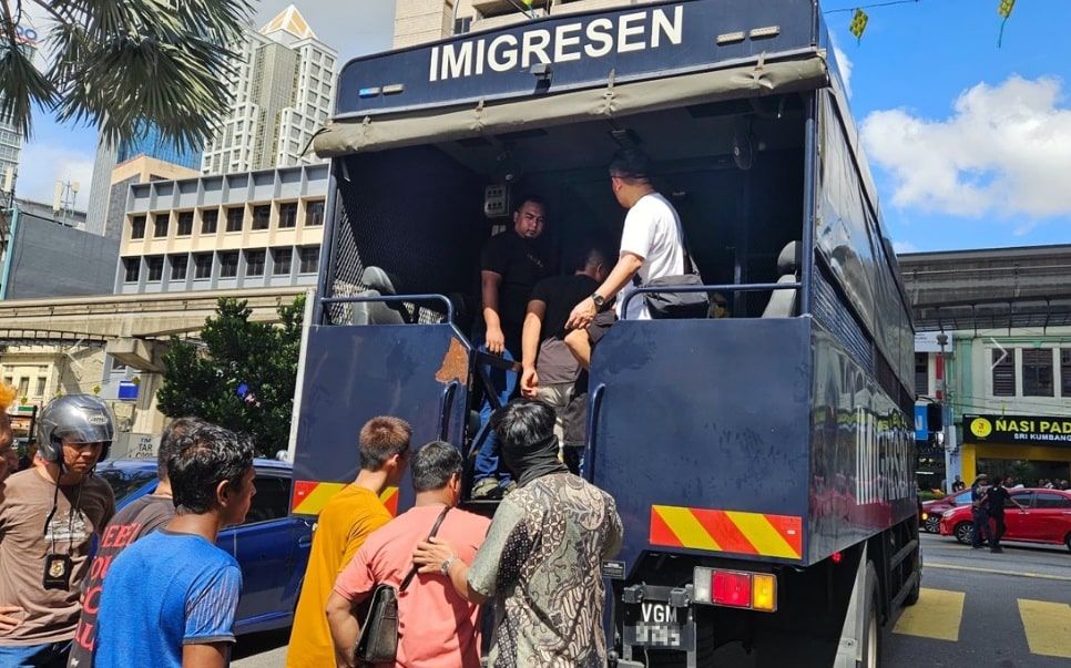 移民局突击秋杰巴刹   捕103偷渡及逾期逗留外劳