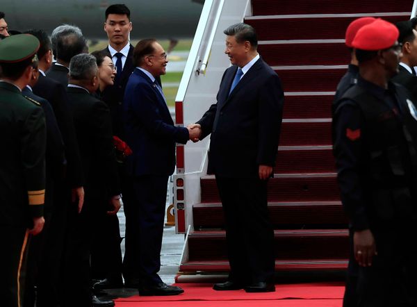 【习近平访马】专机抵达隆国际机场 首相亲自迎接习近平