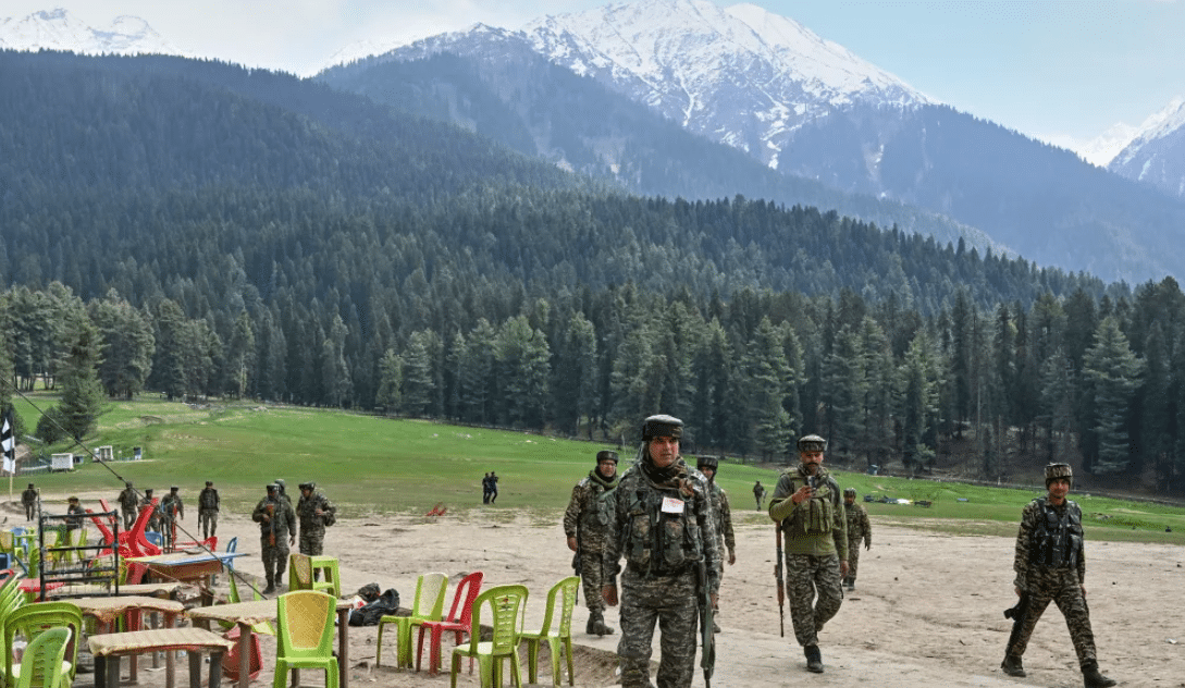 இந்தியா காஷ்மீர் சுற்றுபயண நகரம் பெஹல்காமிலிருந்து சுற்றுப் பயணிகள் வெளியேறி வருகின்றனர்