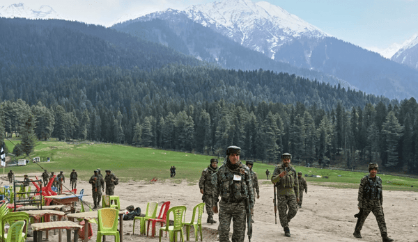 இந்தியா காஷ்மீர் சுற்றுபயண நகரம் பெஹல்காமிலிருந்து சுற்றுப் பயணிகள் வெளியேறி வருகின்றனர்