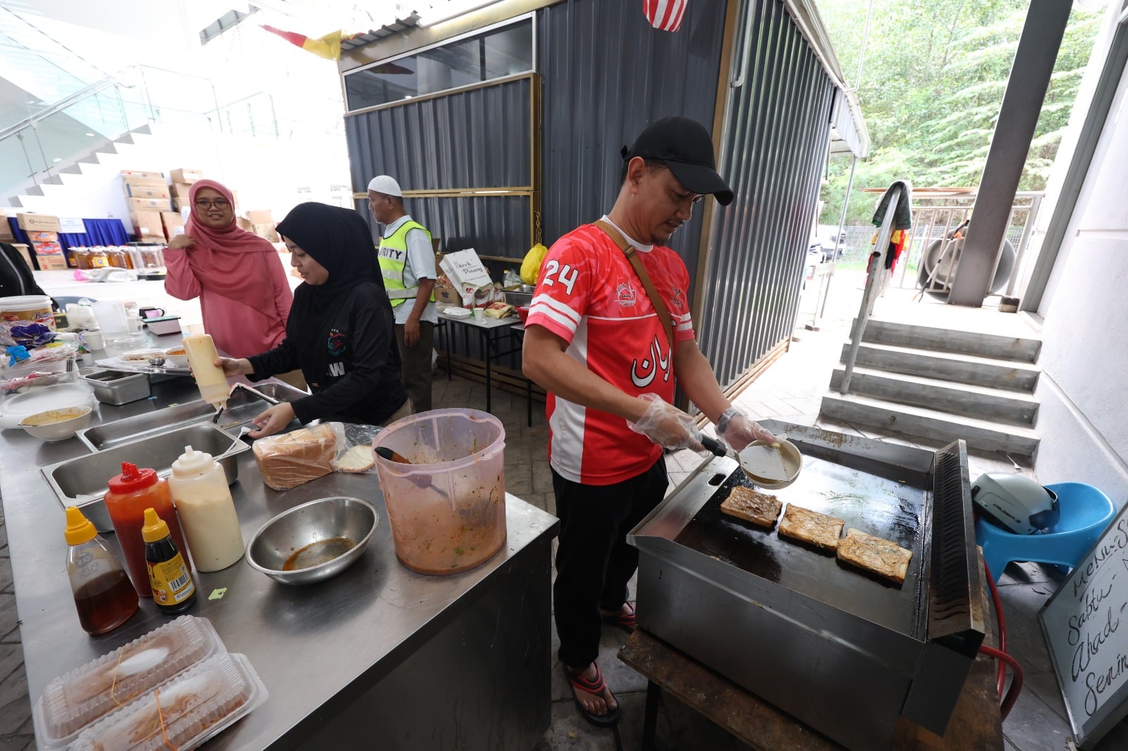 Dapur Masjid Putra Heights operasi 17 jam sehari bantu wira lapangan