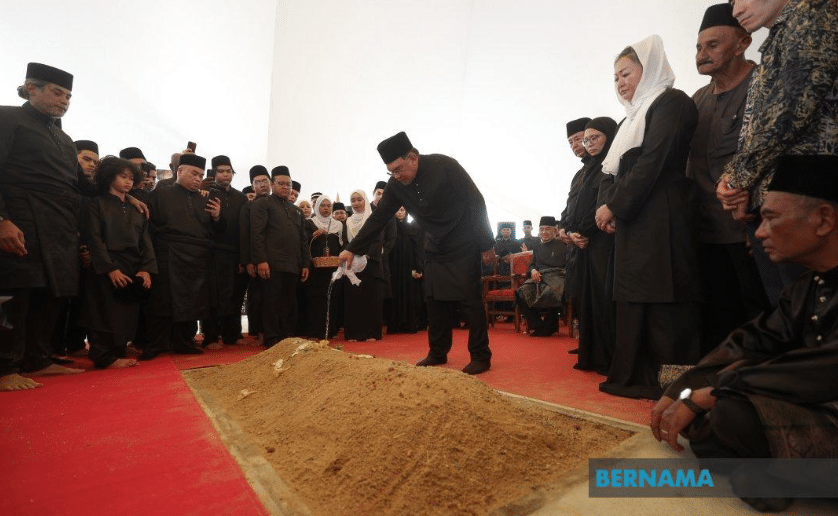 மறைந்த துன் அப்துல்லா அஹ்மட் படாவிக்குப் பிரதமர் இறுதி மரியாதை செலுத்தினார்