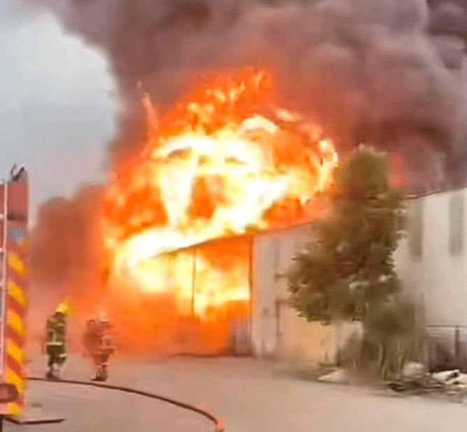 செனாய் பெயிண்ட் தொழிற்சாலையில் தீ விபத்து