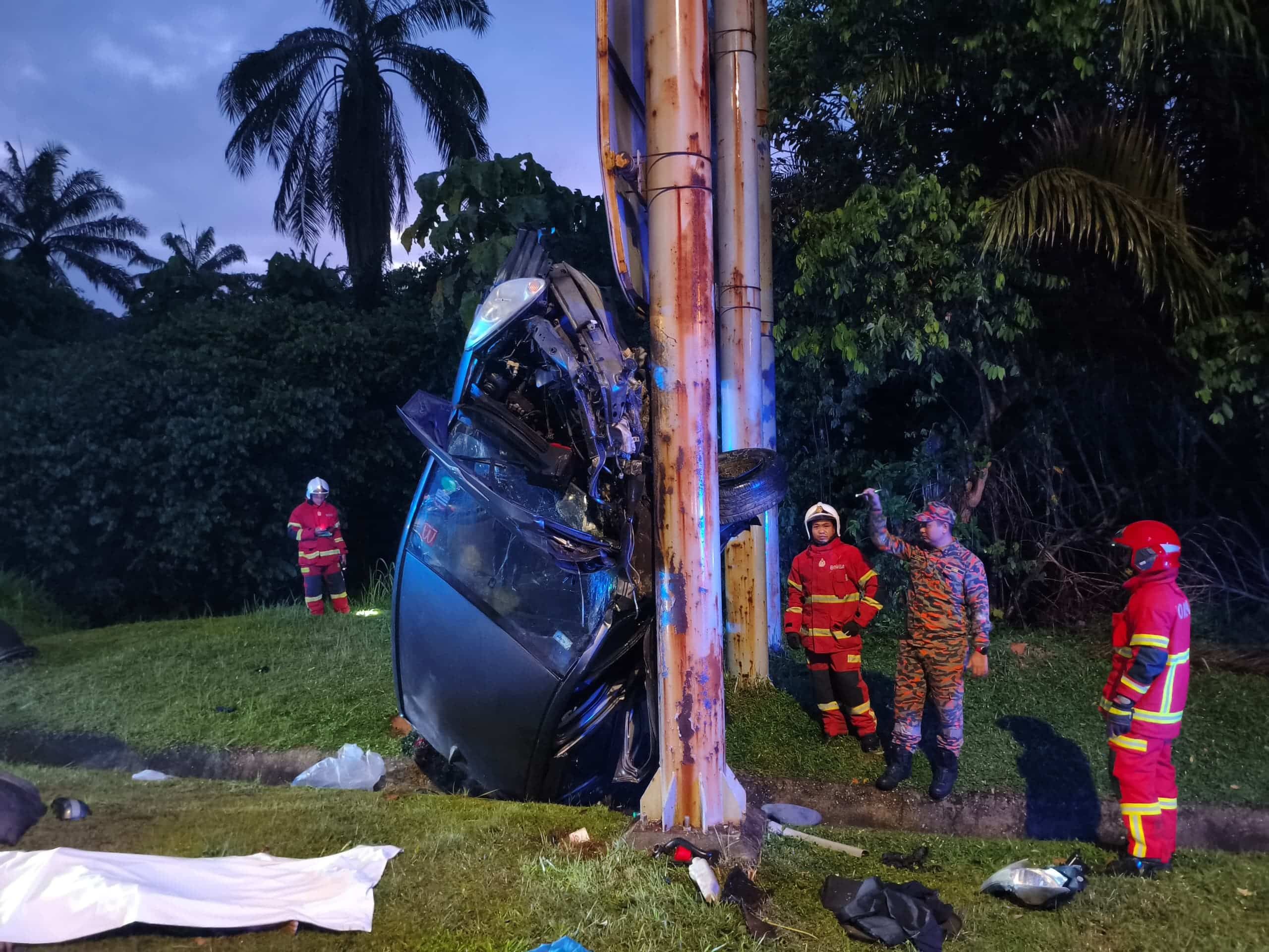 轿车失控撞路牌柱子  25岁男司机身亡