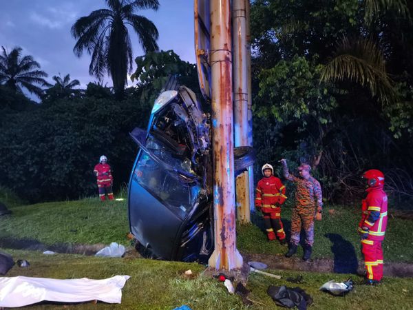 轿车失控撞路牌柱子 25岁男司机身亡