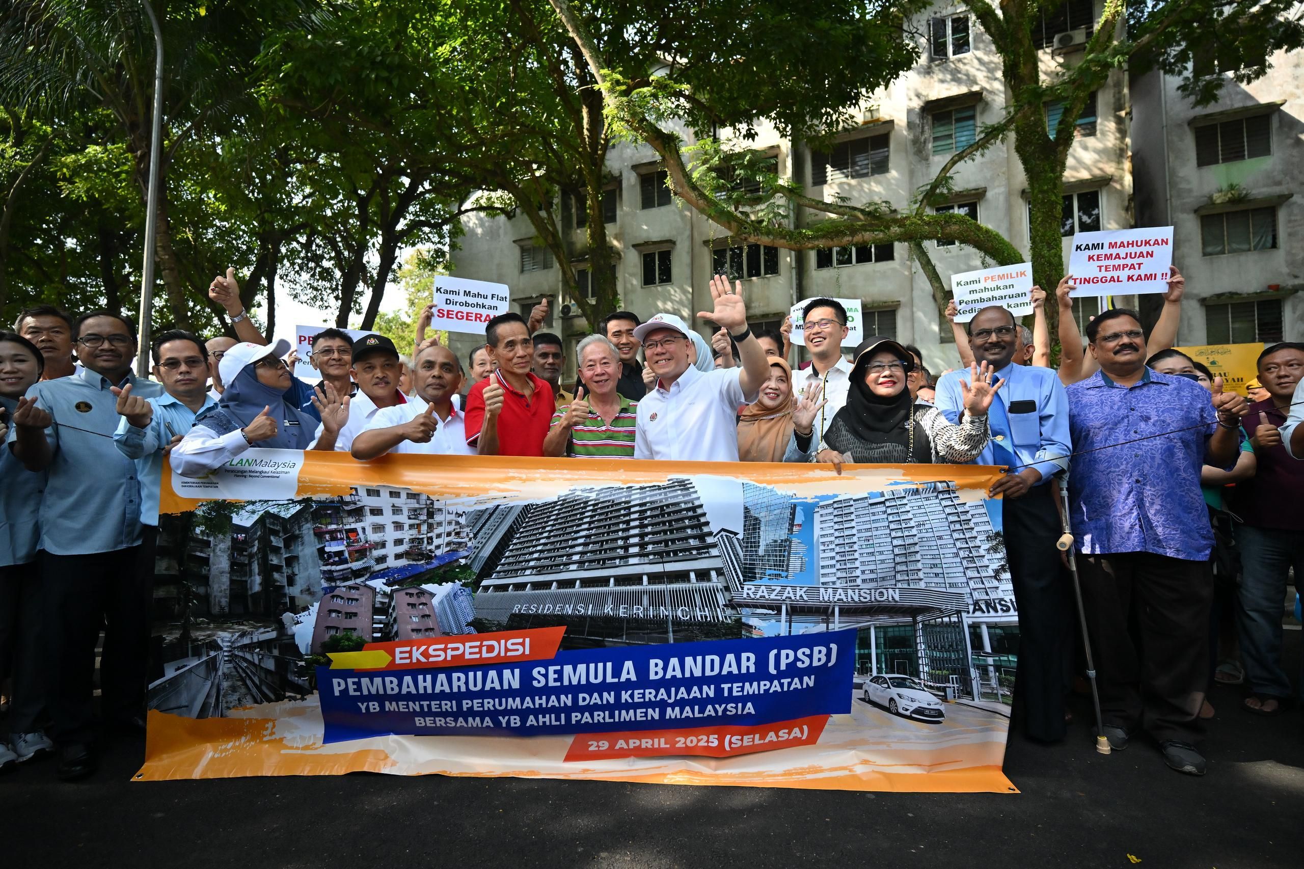 倪可敏率朝野议员视察破旧组屋   重申城市翻新法造福老旧城区