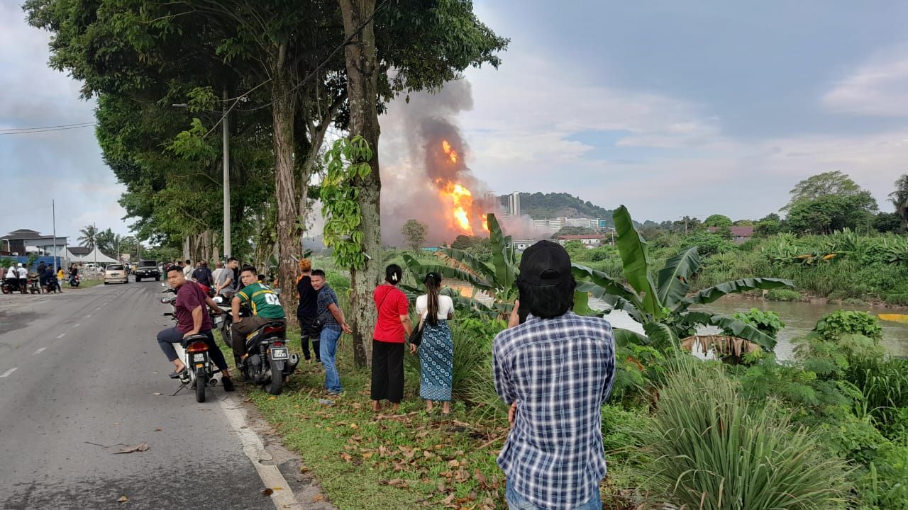 （视频）布特拉高原油站大火蔓延 消拯队疏散周边居民